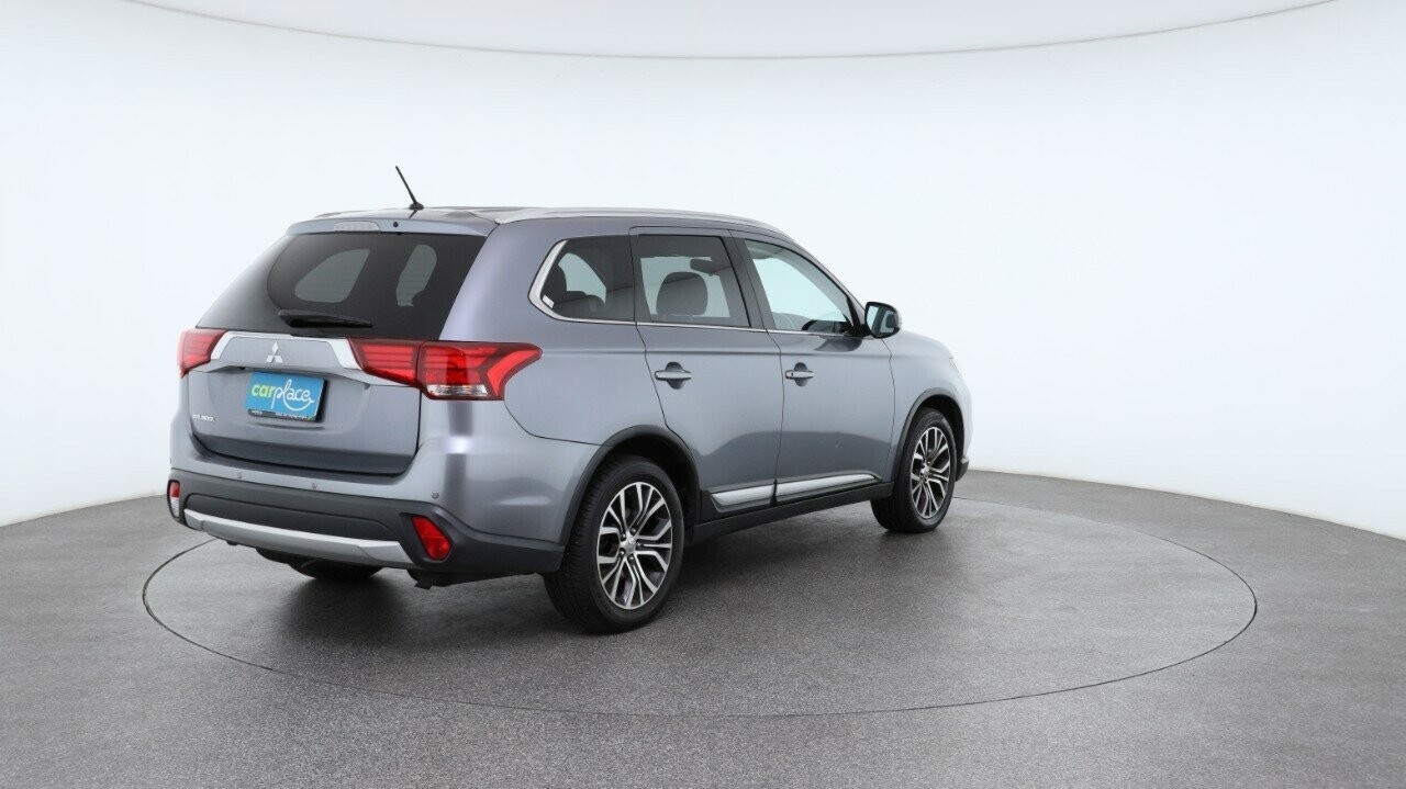 Mitsubishi Outlander image 4