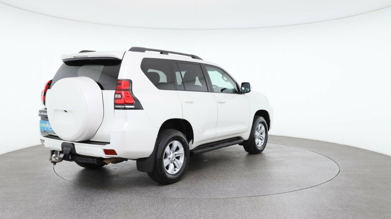 Toyota Landcruiser Prado image 4