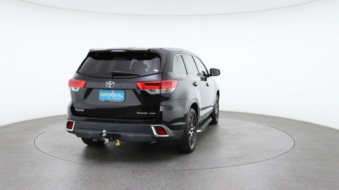 Toyota Kluger image 3