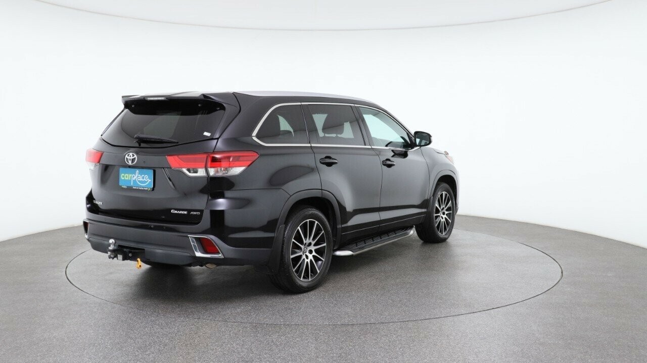 Toyota Kluger image 4