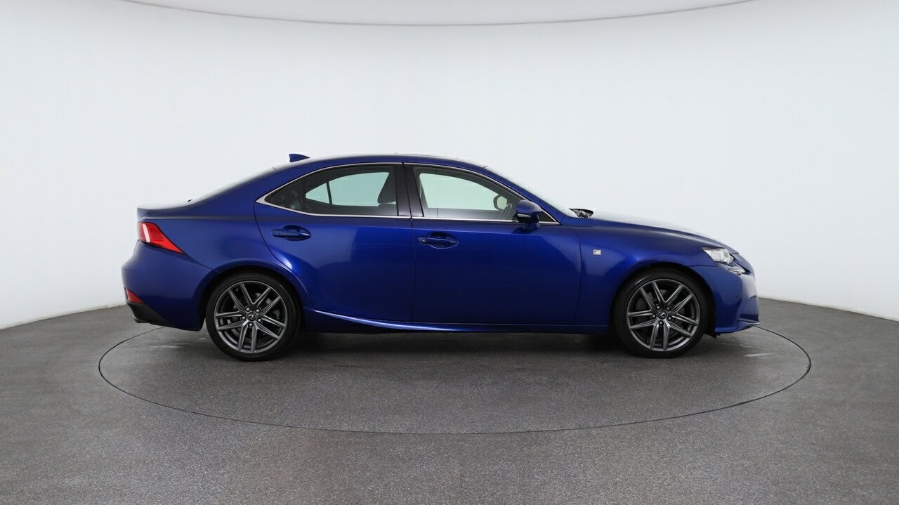 Lexus Is image 3