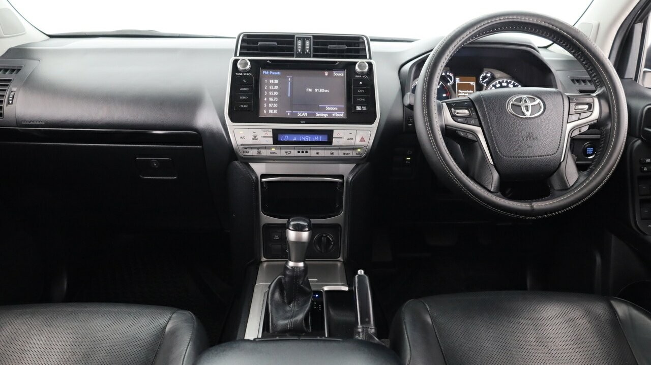 Toyota Landcruiser Prado image 4