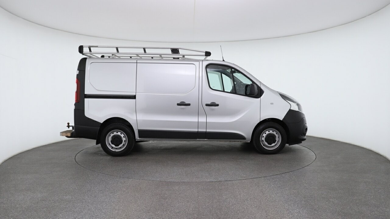 Mitsubishi Express image 3