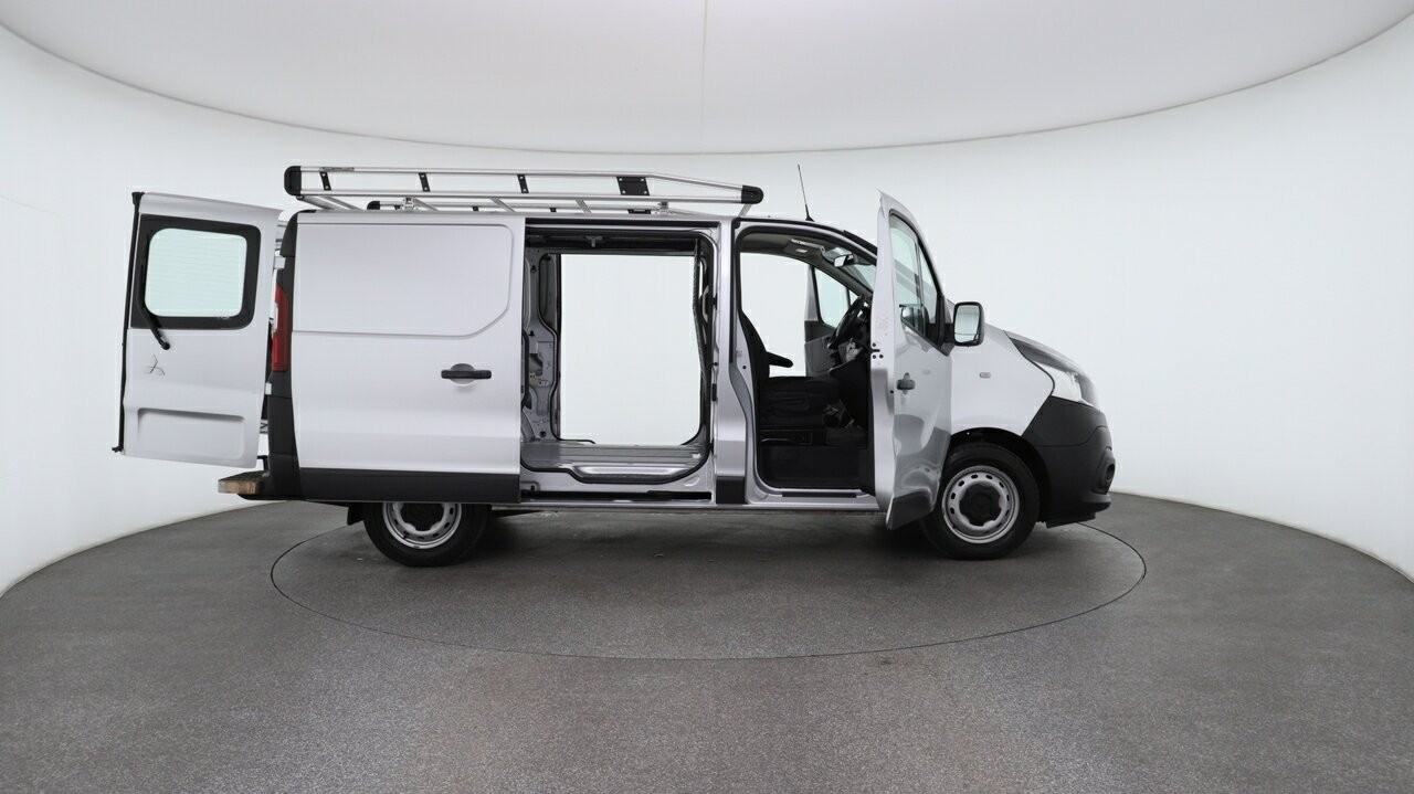 Mitsubishi Express image 4