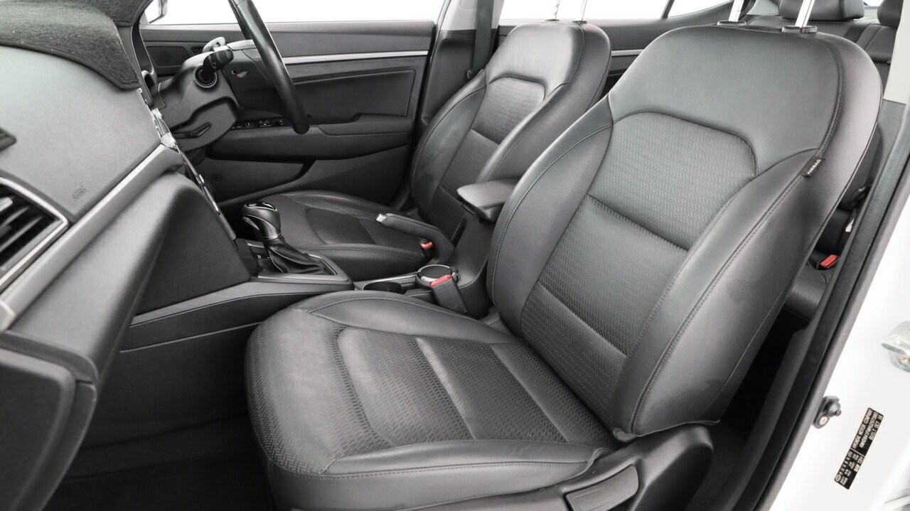 Hyundai Elantra image 2