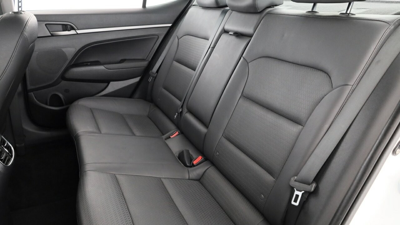Hyundai Elantra image 3