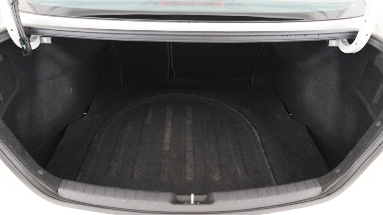 Hyundai Elantra image 4