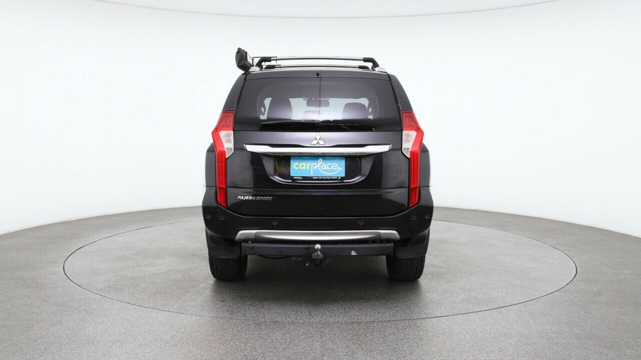 Mitsubishi Pajero Sport image 2
