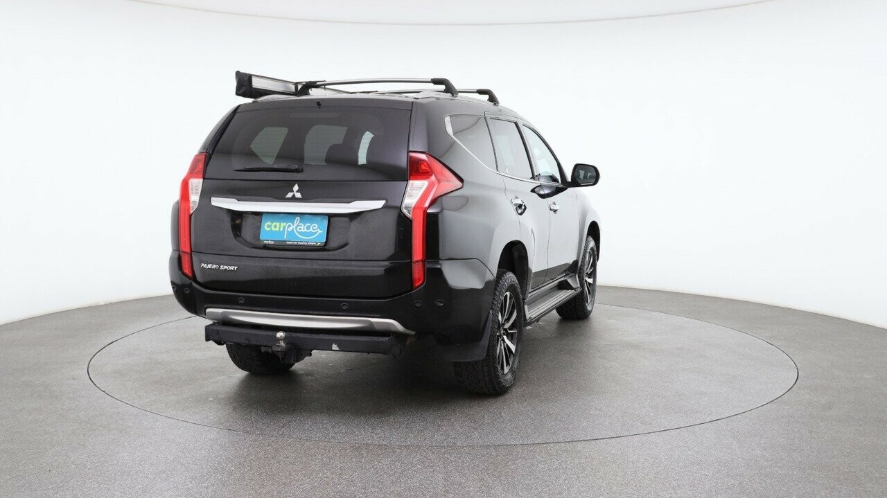 Mitsubishi Pajero Sport image 3