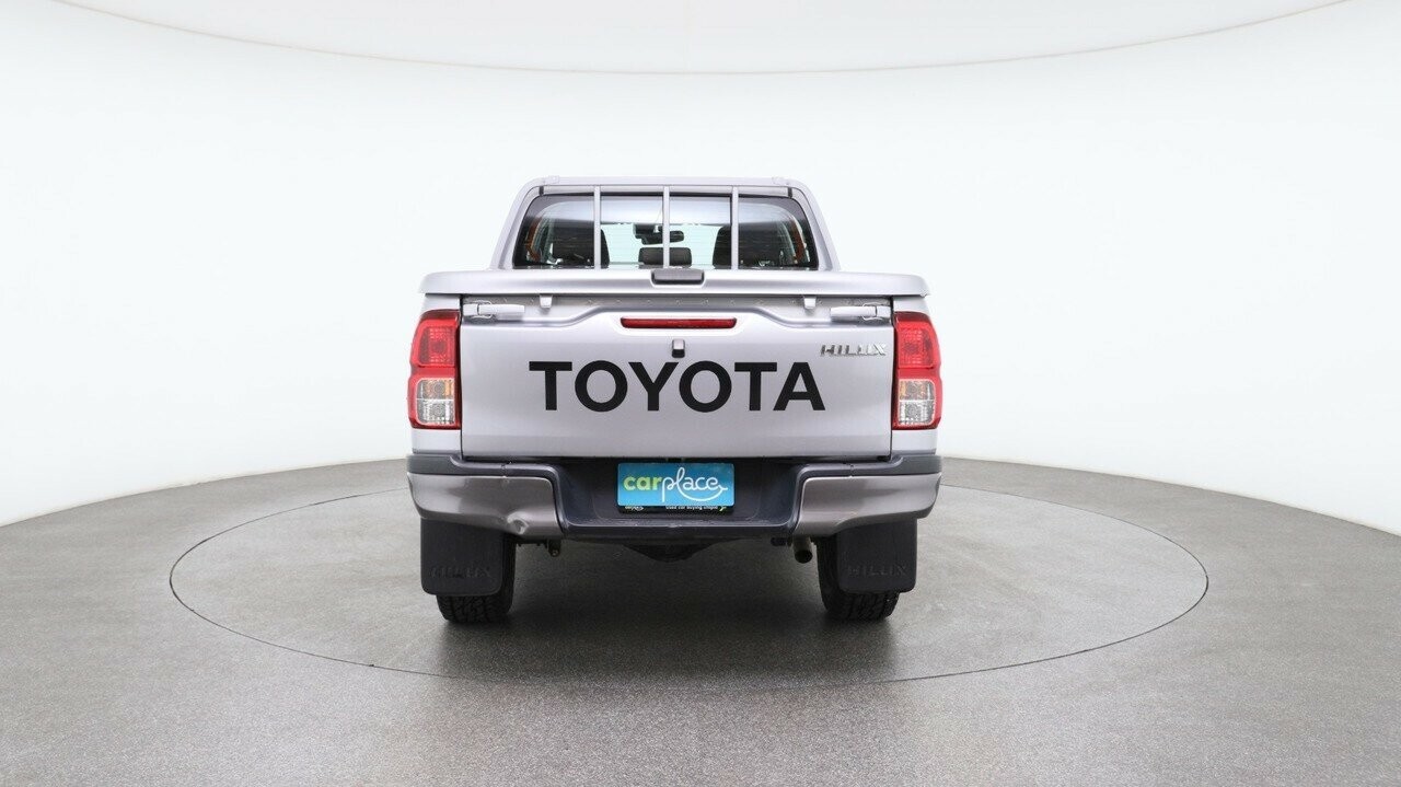 Toyota Hilux image 2