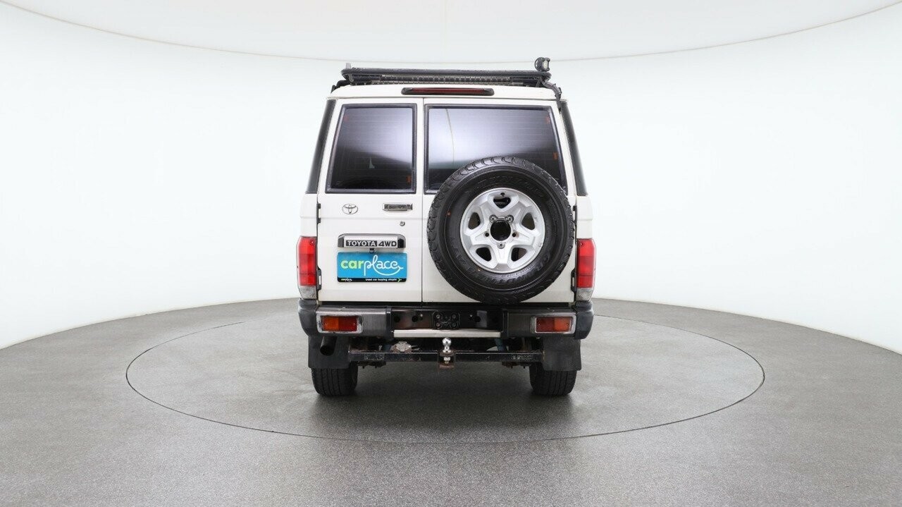 Toyota Landcruiser image 2