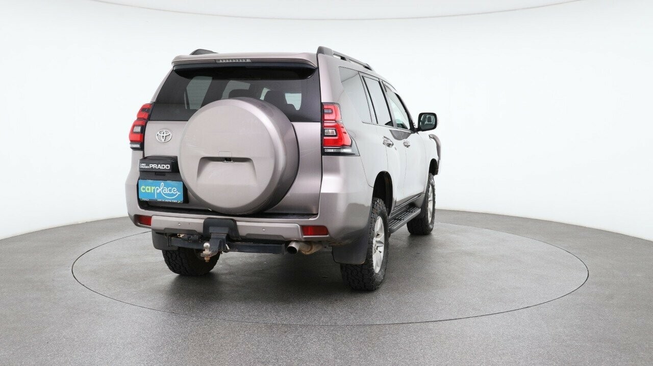 Toyota Landcruiser Prado image 3