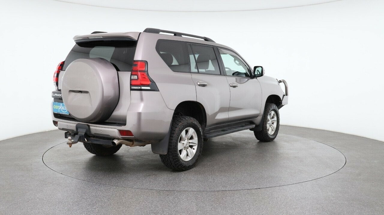 Toyota Landcruiser Prado image 4