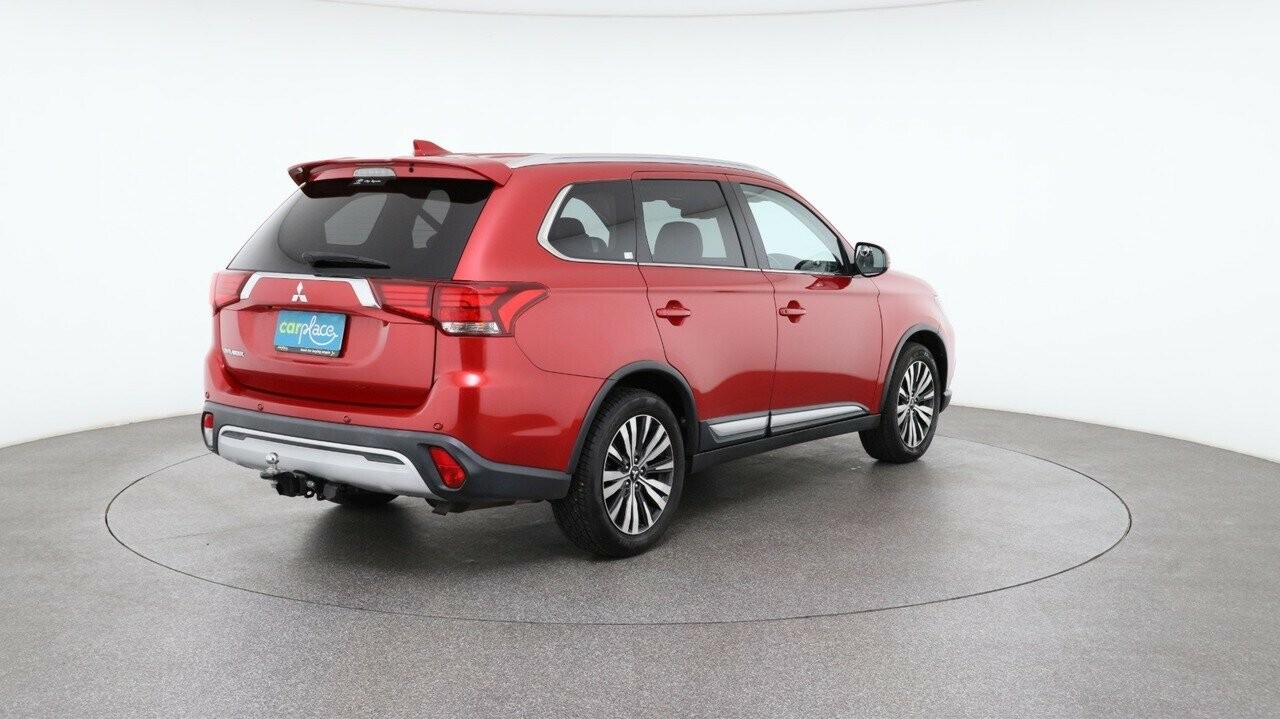 Mitsubishi Outlander image 4