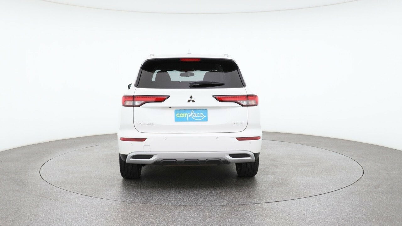 Mitsubishi Outlander image 2