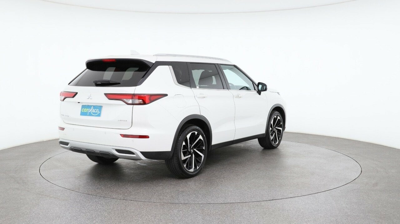 Mitsubishi Outlander image 4