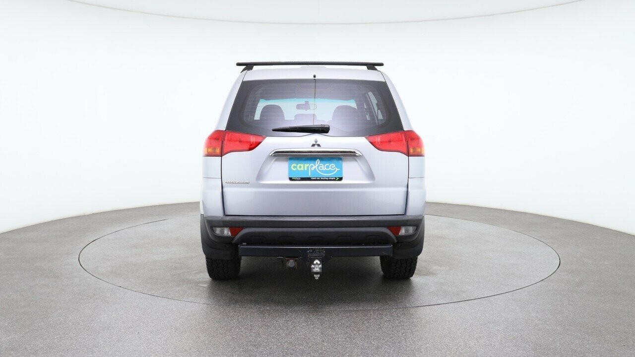 Mitsubishi Challenger image 2