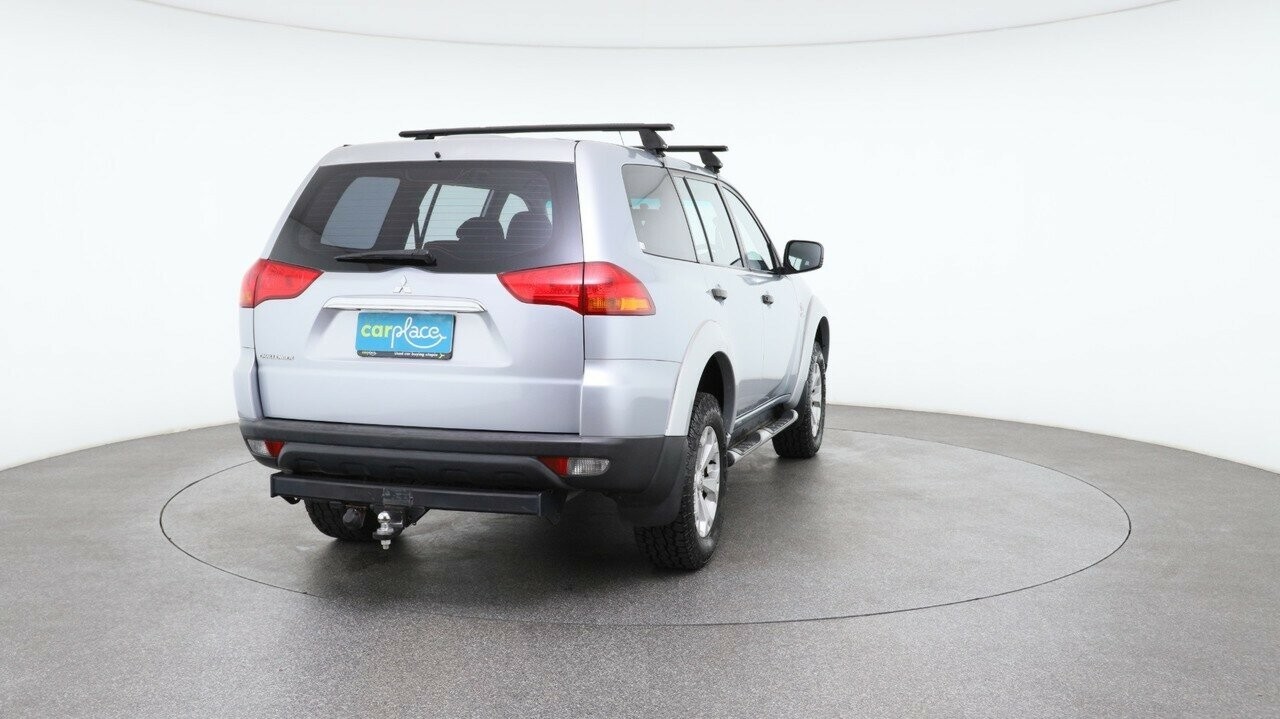 Mitsubishi Challenger image 3