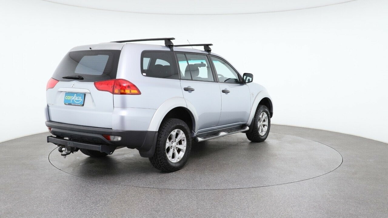 Mitsubishi Challenger image 4