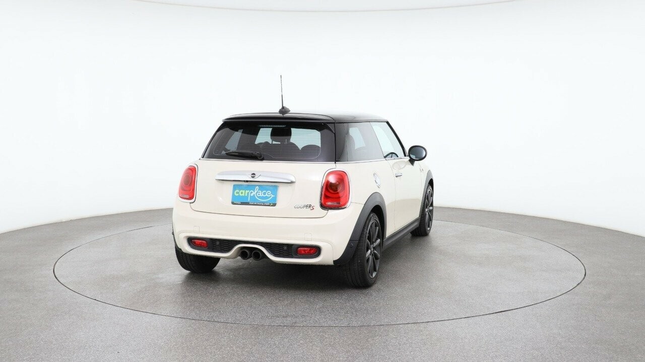 Mini Hatch image 3