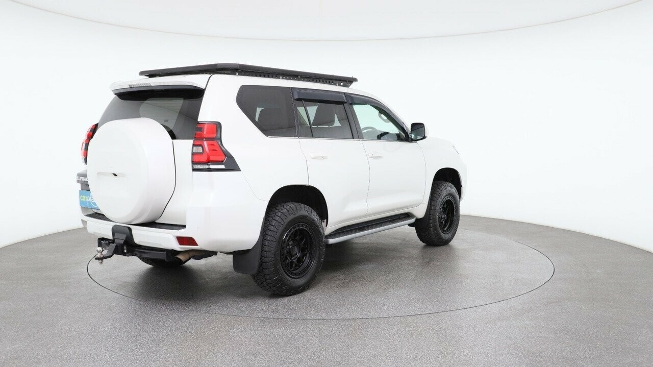 Toyota Landcruiser Prado image 4
