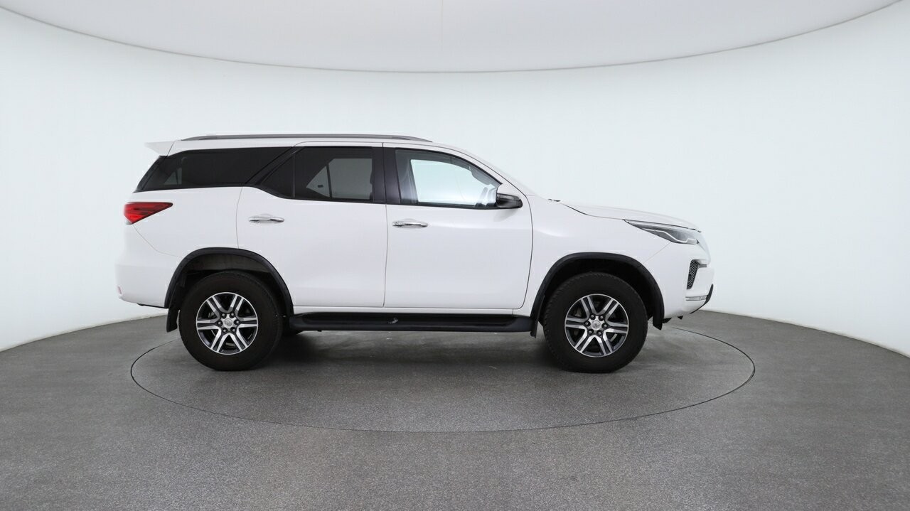 Toyota Fortuner image 3