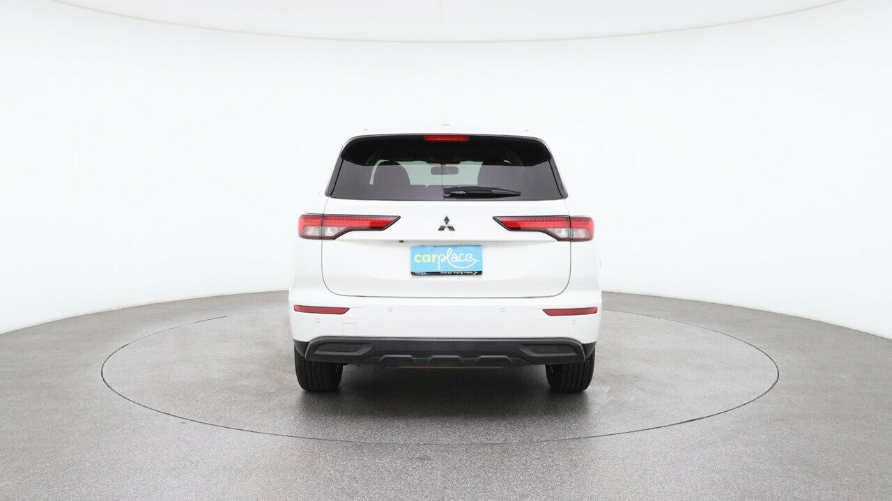 Mitsubishi Outlander image 2