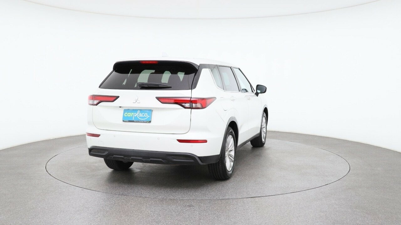 Mitsubishi Outlander image 3