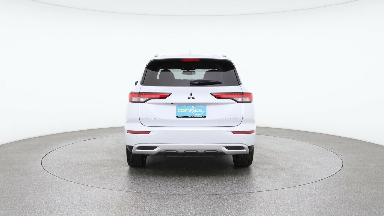 Mitsubishi Outlander image 2