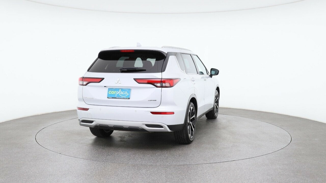 Mitsubishi Outlander image 3