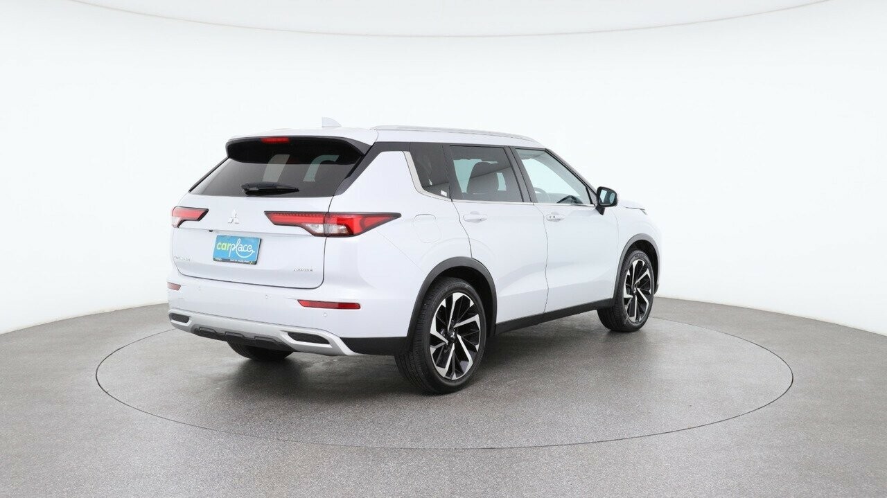 Mitsubishi Outlander image 4