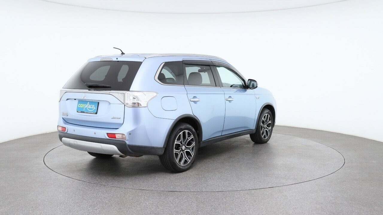 Mitsubishi Outlander image 4