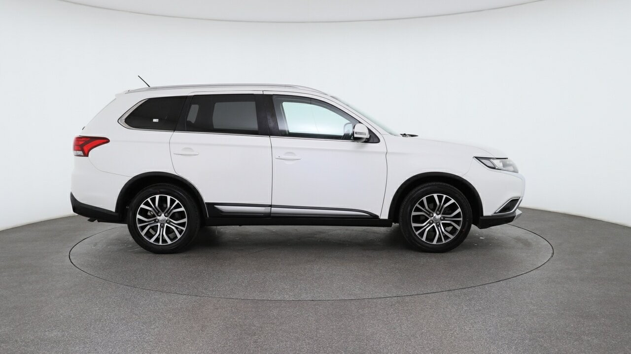 Mitsubishi Outlander image 3