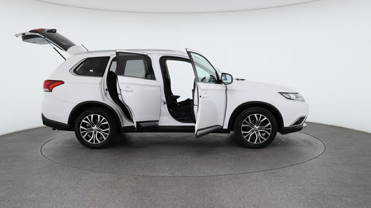 Mitsubishi Outlander image 4