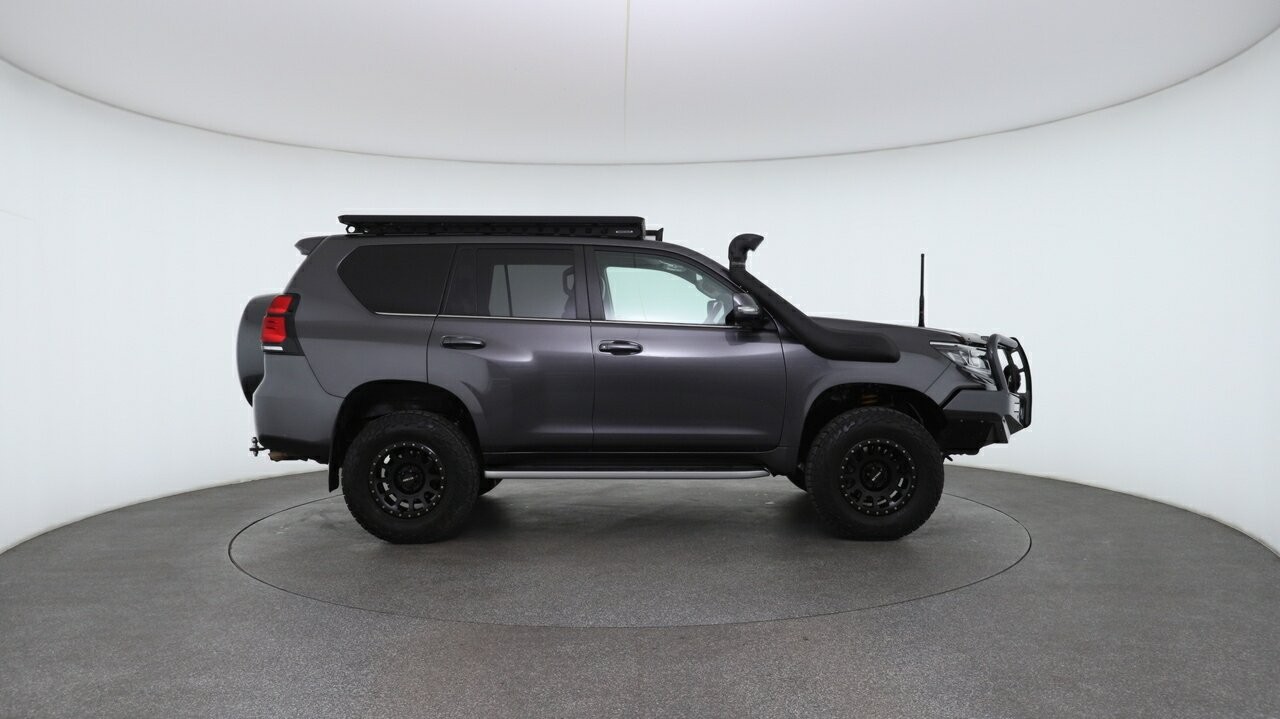 Toyota Landcruiser Prado image 3