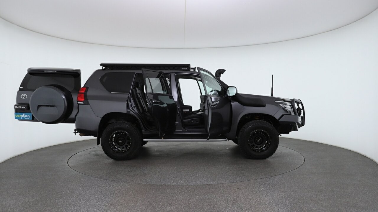 Toyota Landcruiser Prado image 4