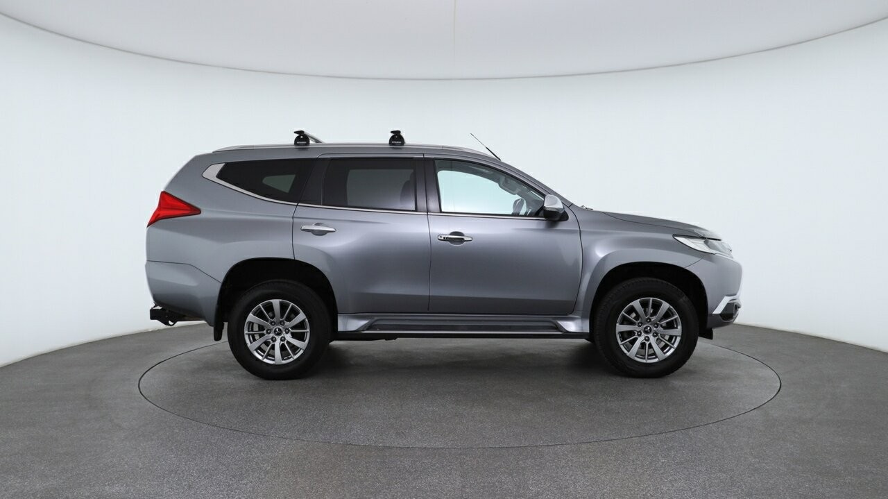 Mitsubishi Pajero Sport image 3