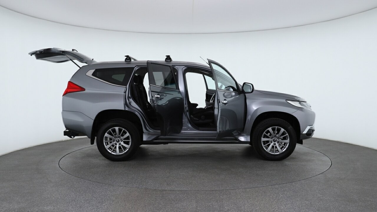 Mitsubishi Pajero Sport image 4