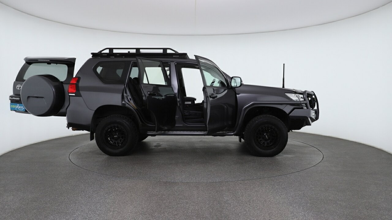 Toyota Landcruiser Prado image 4