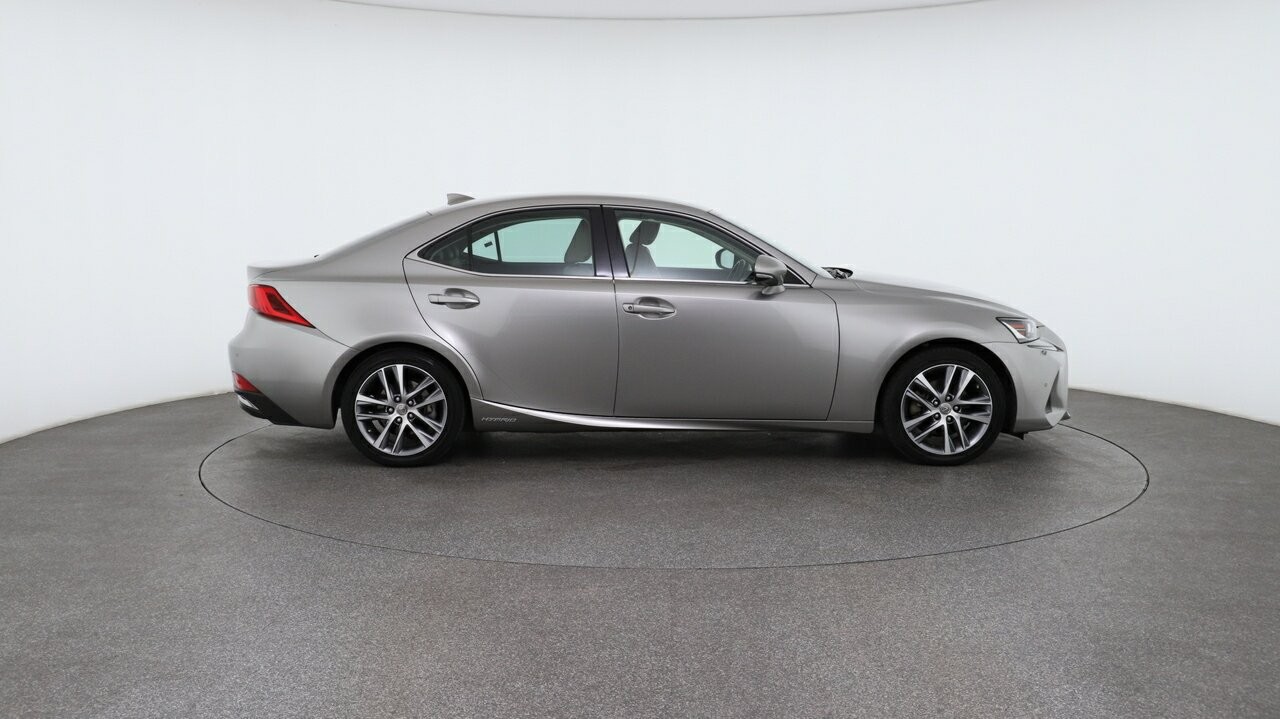 Lexus Is image 3
