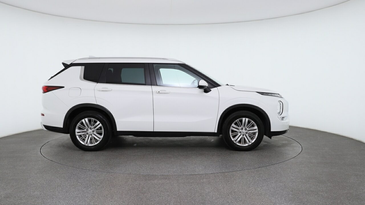Mitsubishi Outlander image 3