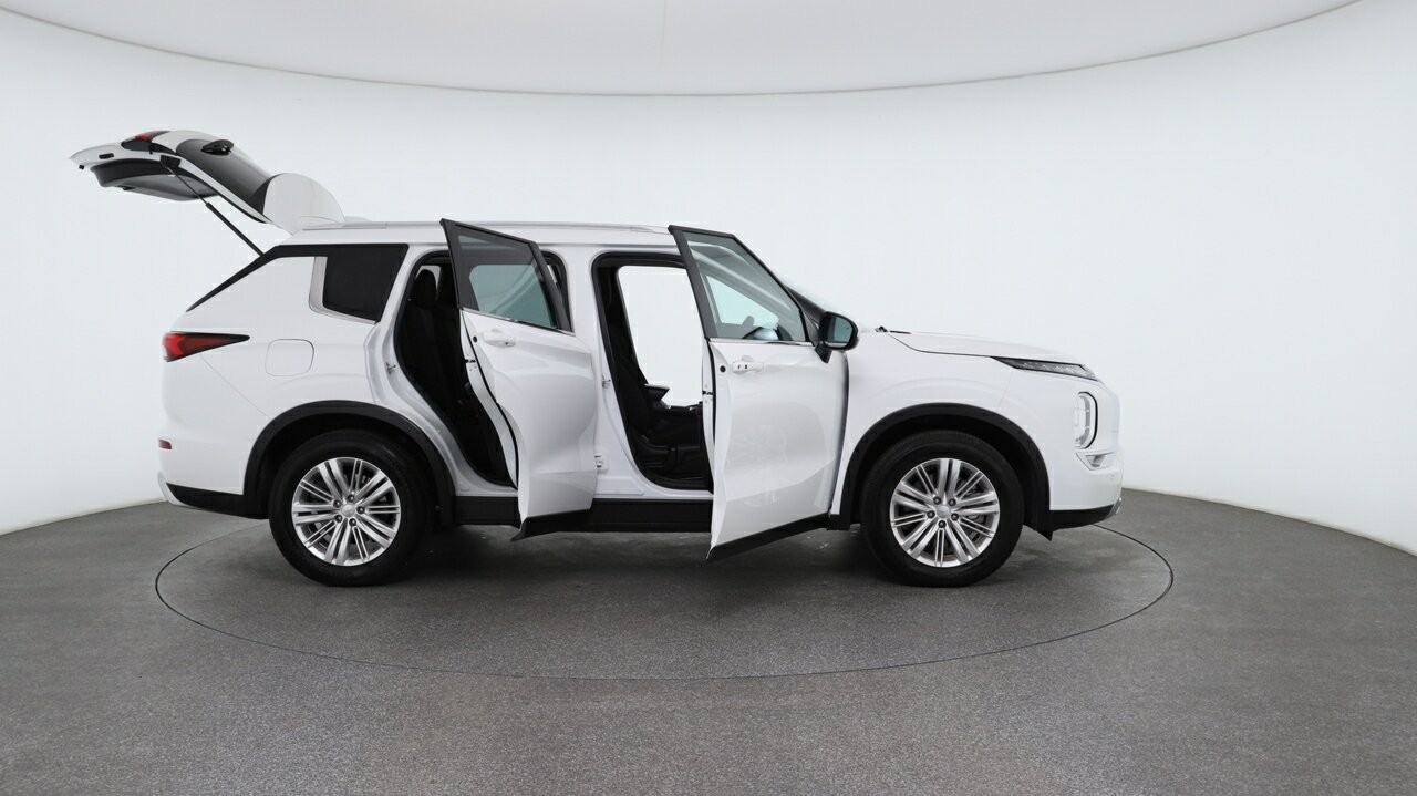 Mitsubishi Outlander image 4