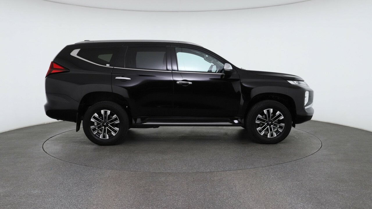 Mitsubishi Pajero Sport image 3