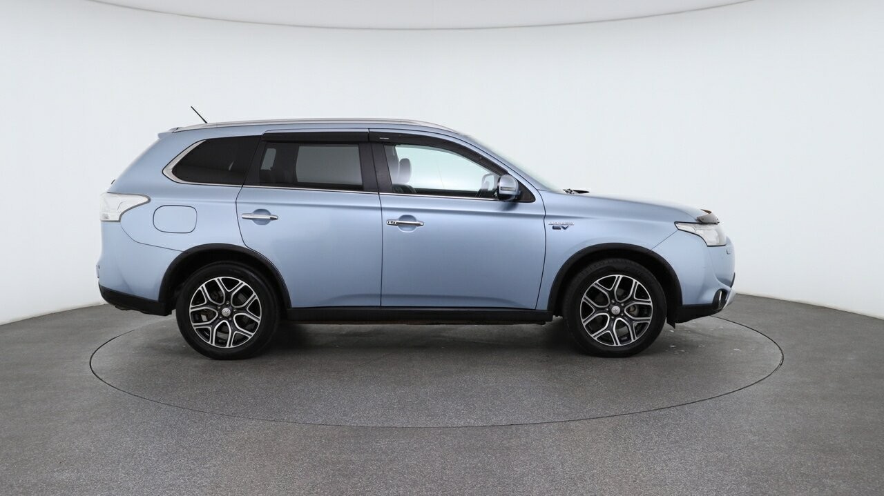 Mitsubishi Outlander image 3
