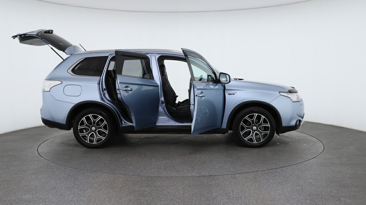 Mitsubishi Outlander image 4
