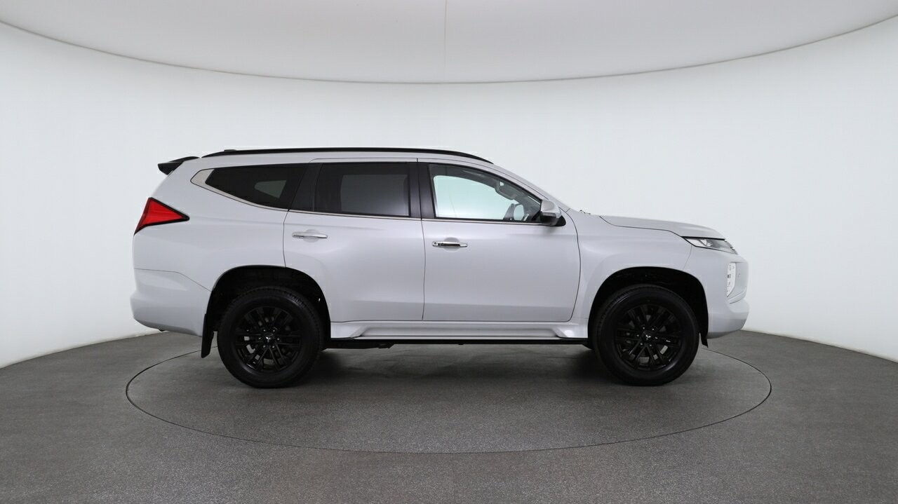 Mitsubishi Pajero Sport image 3