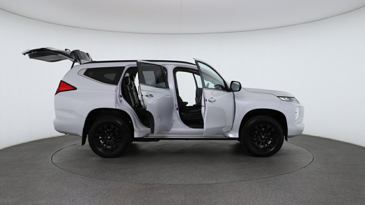 Mitsubishi Pajero Sport image 4