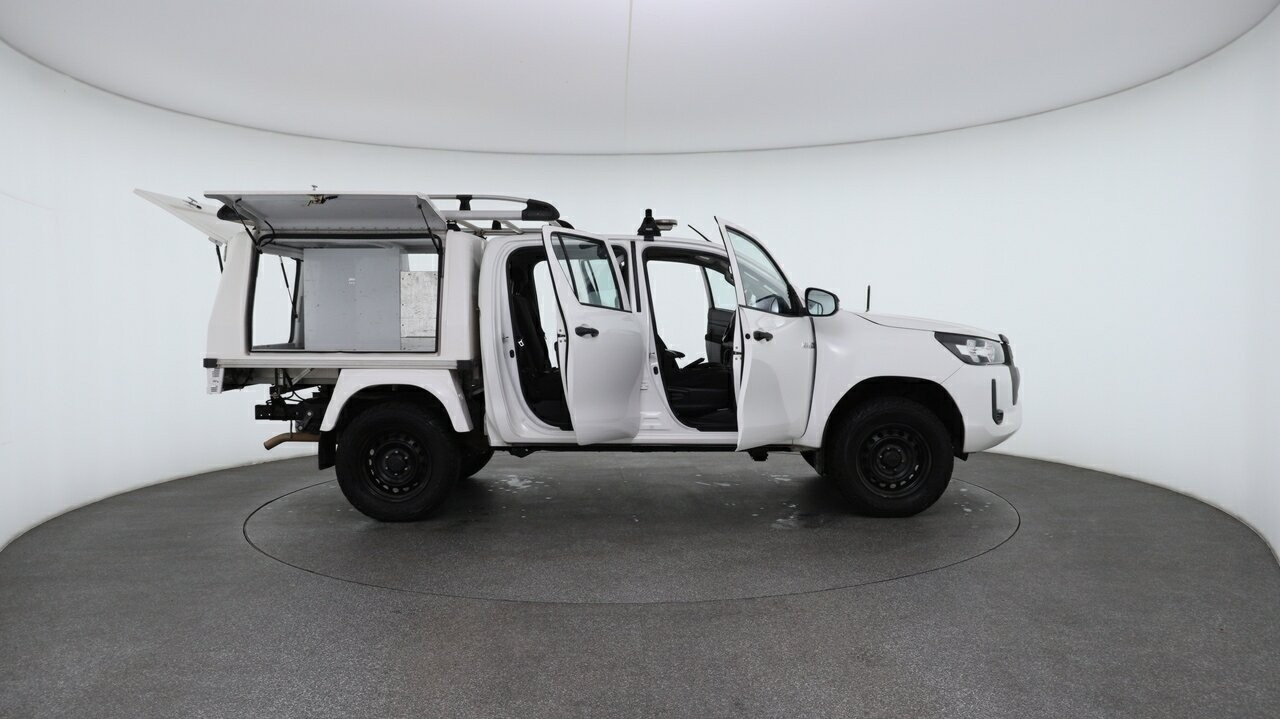 Toyota Hilux image 4