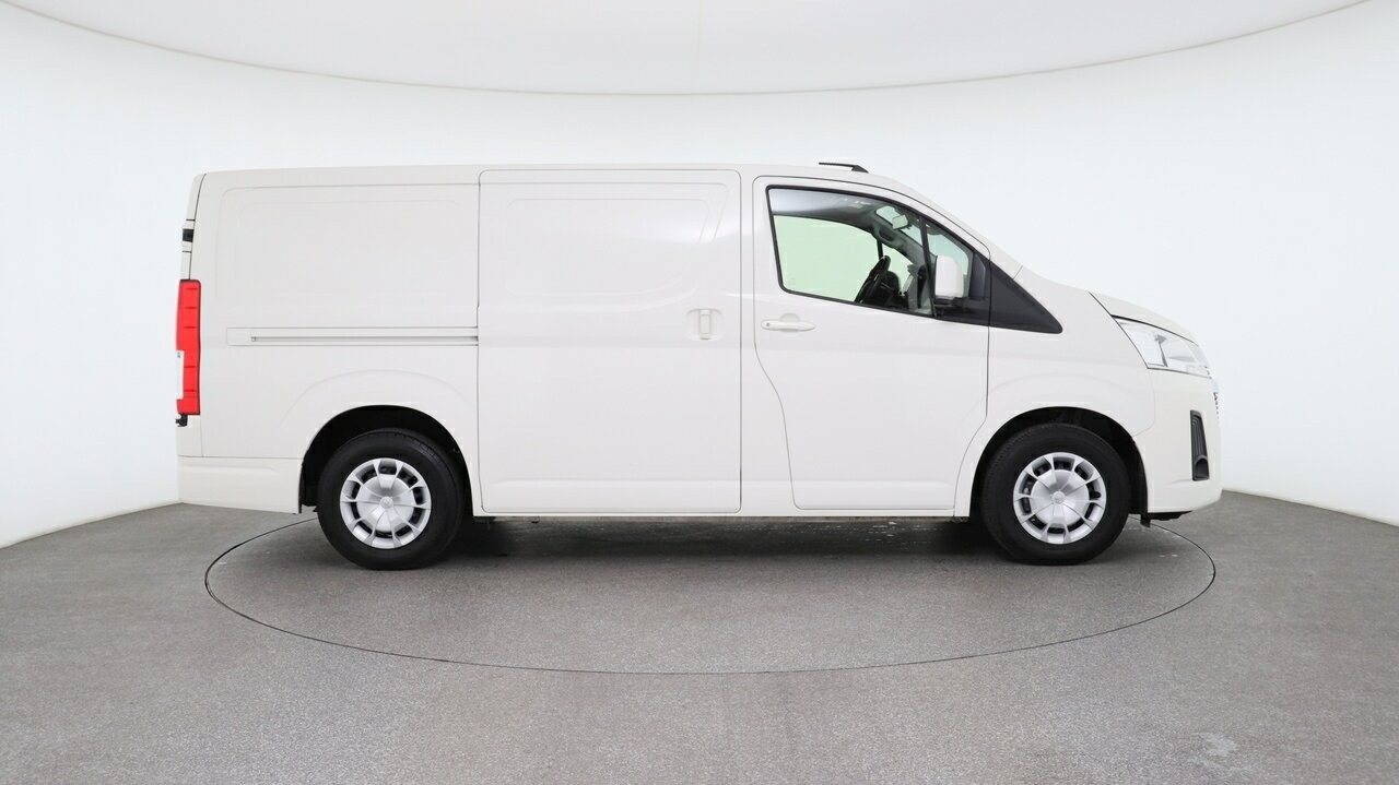Toyota Hiace image 3