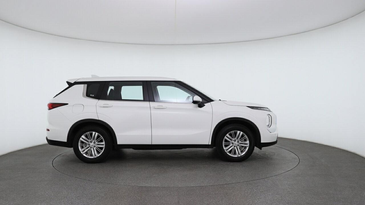 Mitsubishi Outlander image 3